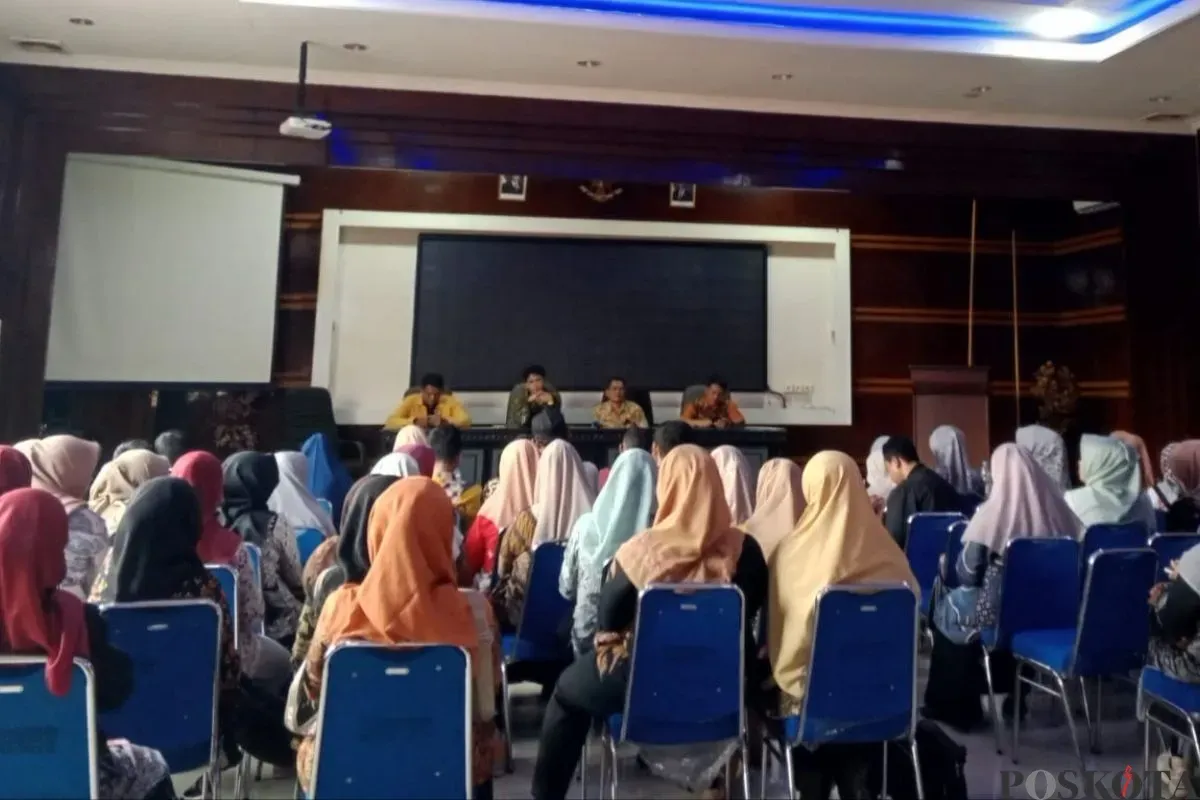 Ratusan guru honorer lulusan PPG beraudiensi di Kantor Disdikpora Pandeglang, Kamis, 15 Mei 2025. (Sumber: Poskota/Samsul Fatoni)