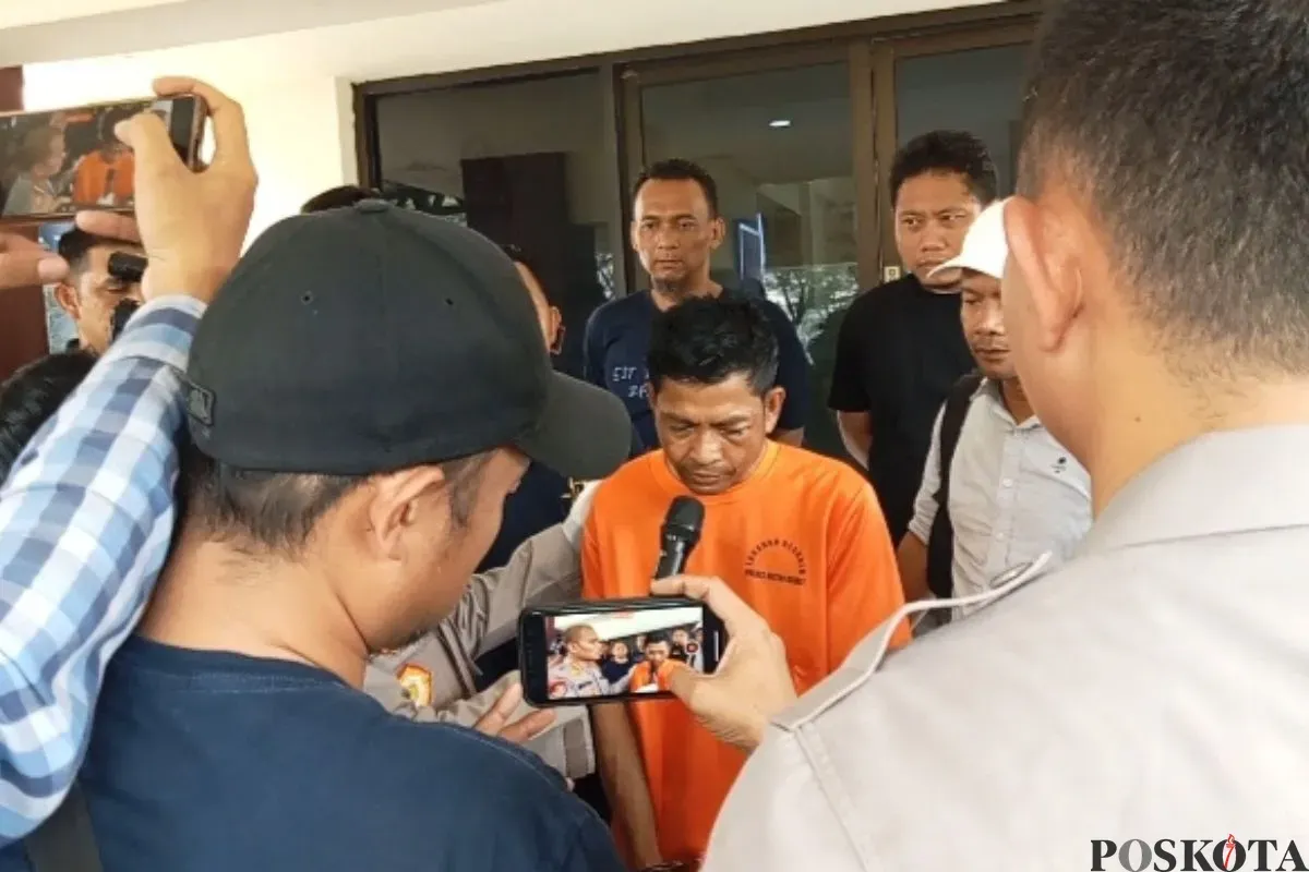 Tersangka pembunuhan di Jl. Ganesa Boulevard, Desa Pasiranji, Kecamatan Cikarang Pusat, Kabupaten Bekasi, Kamis, 15 Mei 2025. (Sumber: Poskota/Nurpini Aulia Rapika)