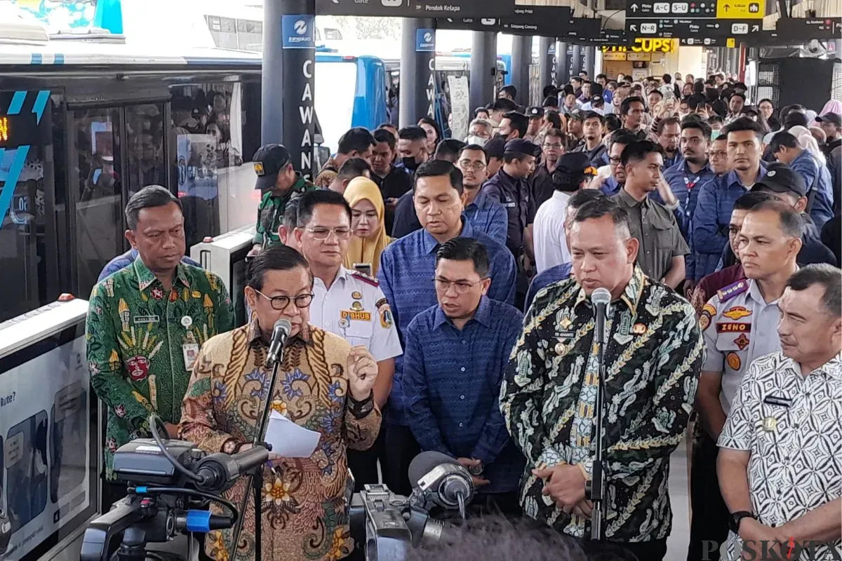 Gubernur Jakarta Pramono Anung dan Wali Kota Bekasi Tri Adhianto meresmikan TransJabodetabek Rute Vida Bekasi-Cawang di Halte Sentral Cawang, Jakarta Timur, Kamis, 15 Mei 2025. (Sumber: Poskota/M. Tegar Jihad)