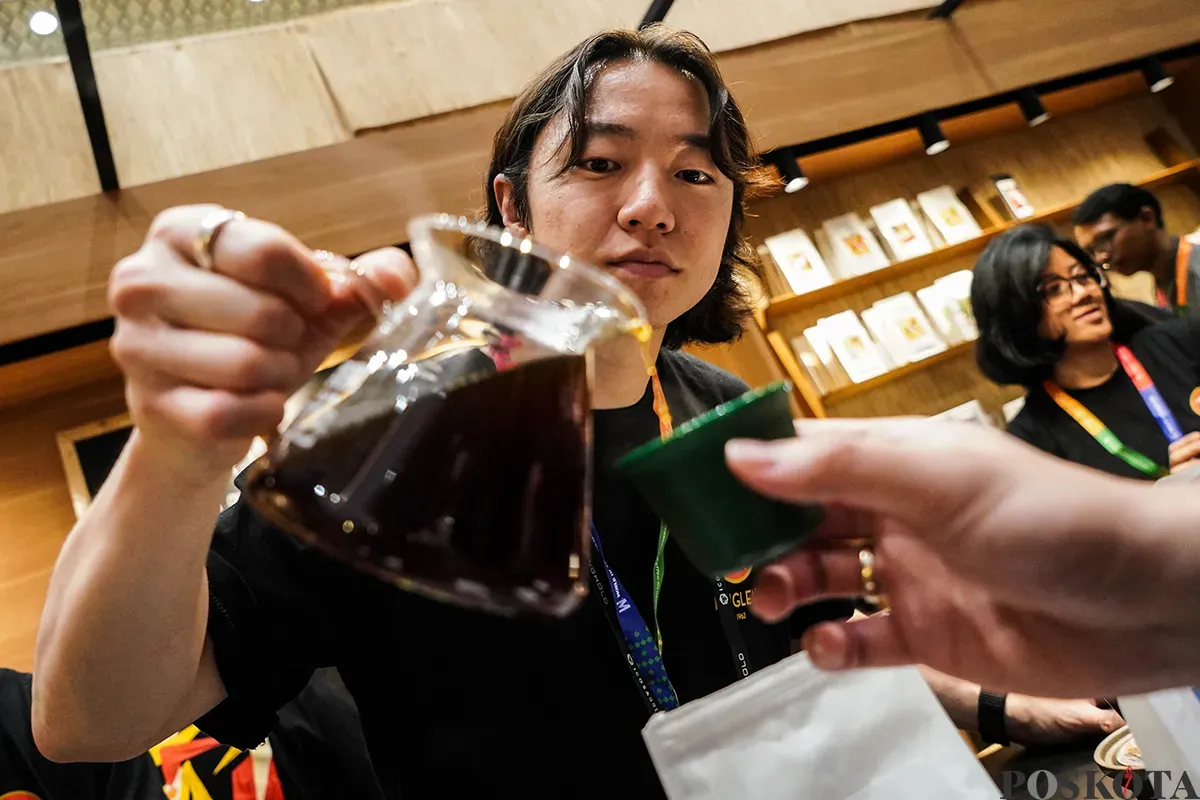 Pengunjung berinteraksi dengan para peracik  kopi (Barista) sambil menikmati kopi yang diproduksi oleh berbagai negara di pameran World of Coffee Jakarta 2025 di Jakarta International Convention Center (JICC), Jakarta, Kami, 15 Mei 2025. (Sumber: Poskota/Bilal Nugraha Ginanjar)