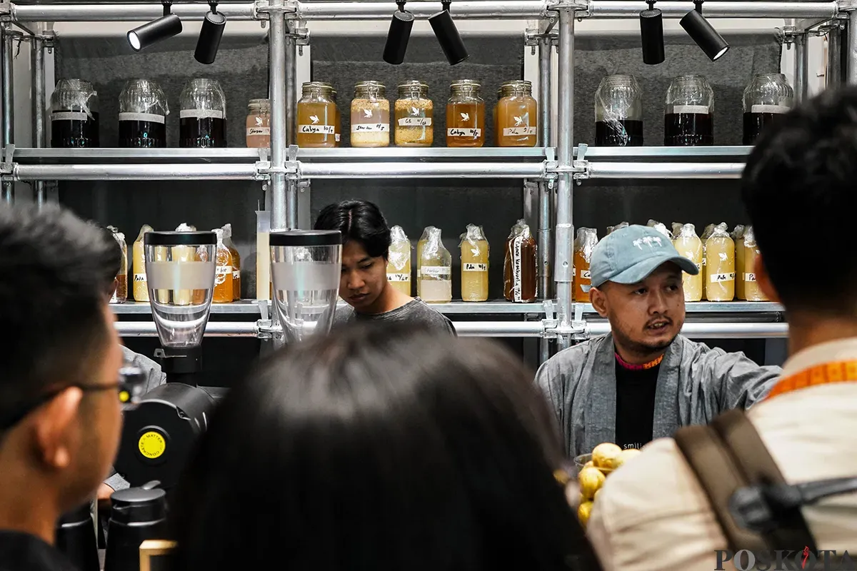 Pengunjung berinteraksi dengan para peracik  kopi (Barista) sambil menikmati kopi yang diproduksi oleh berbagai negara di pameran World of Coffee Jakarta 2025 di Jakarta International Convention Center (JICC), Jakarta, Kami, 15 Mei 2025. (Sumber: Poskota/Bilal Nugraha Ginanjar)