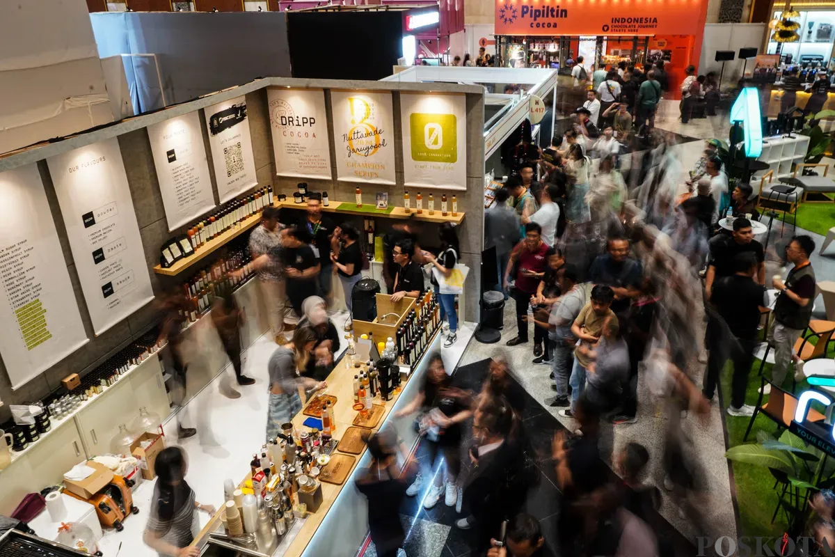 Pengunjung berinteraksi dengan para peracik  kopi (Barista) sambil menikmati kopi yang diproduksi oleh berbagai negara di pameran World of Coffee Jakarta 2025 di Jakarta International Convention Center (JICC), Jakarta, Kami, 15 Mei 2025. (Sumber: Poskota/Bilal Nugraha Ginanjar)