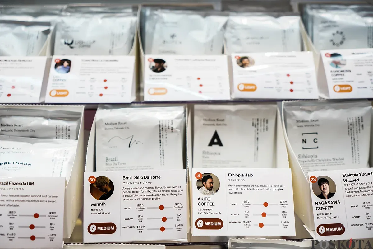 Pengunjung berinteraksi dengan para peracik  kopi (Barista) sambil menikmati kopi yang diproduksi oleh berbagai negara di pameran World of Coffee Jakarta 2025 di Jakarta International Convention Center (JICC), Jakarta, Kami, 15 Mei 2025. (Sumber: Poskota/Bilal Nugraha Ginanjar)