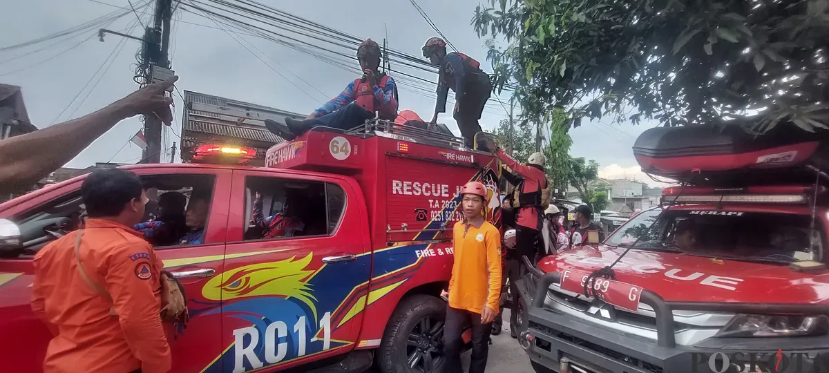 Tim SAR gabungan melanjutkan pencarian balita hanyut di saluran drainase perumahan, Ciomas, Kabupaten Bogor. (Sumber: (Poskota/Sekar Putri Andini))