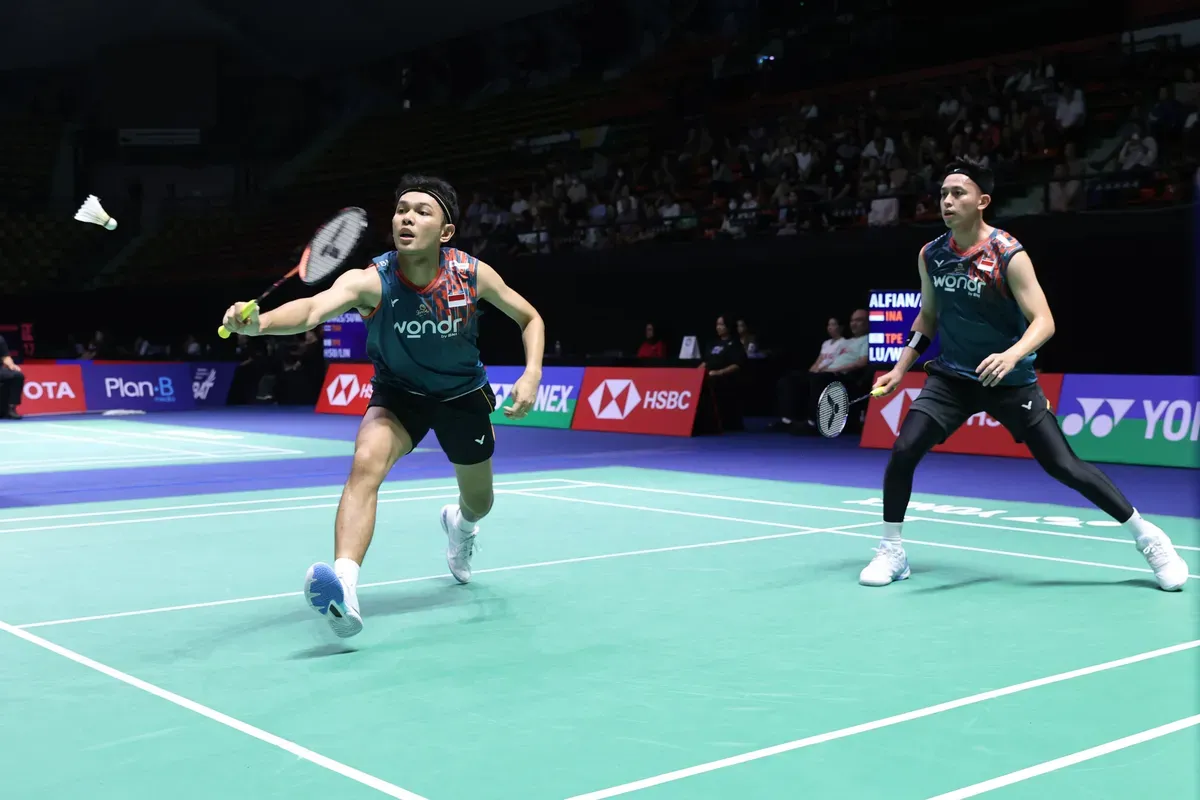 Aksi pasangan ganda putra Indonesia Fajar/Rian di Thailand Open 2025. (Sumber: PBSI)