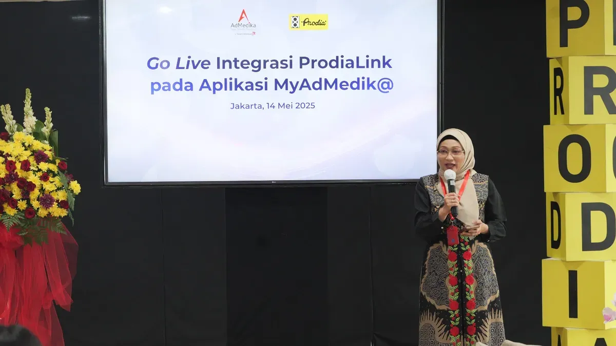 Direktur Utama AdMedika Dian Prambini saat memberikan sambutan pada acara seremoni Go Live Integrasi ProdiaLink pada Aplikasi MyAdMedik@ di Aula Lt. 7 Gedung Grha Prodia Utama, Raden Saleh, Jakarta, pada Rabu, 14 Mei 2025.