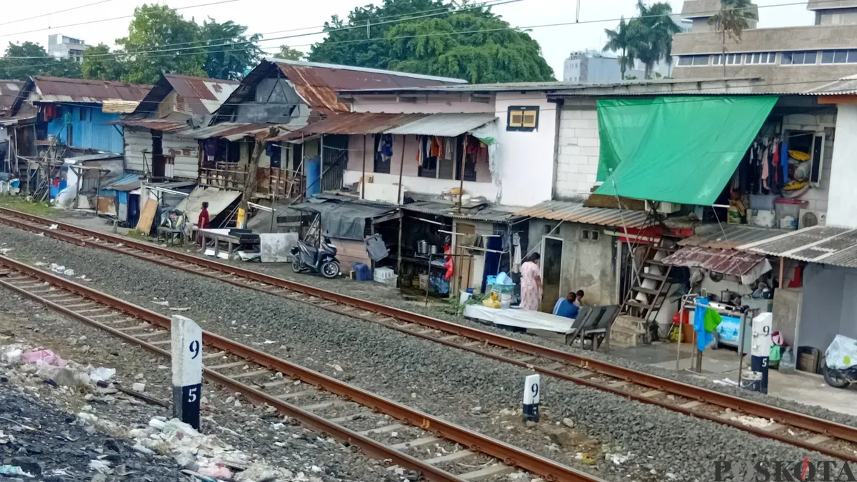 Pemukiman kumuh di Rel Penjompongan, Jakarta Pusat, Jumat 16 Mei 2025. (Sumber: Poskota/M. Tegar jihad)