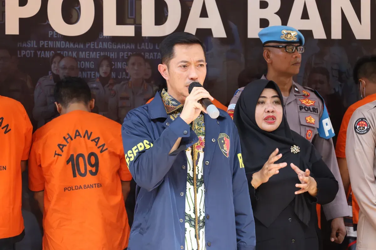 Dirreskrimum Kombes Dian Setiyawan memberikan keterangan pers terkait kasus dugaan premanisme proyek di PT CCE. (Sumber: Dok. Humas Polda Banten)