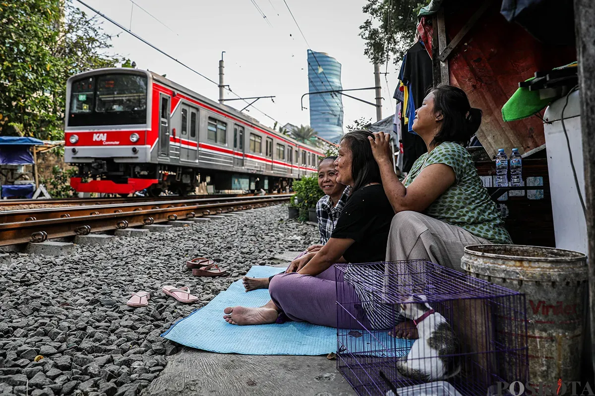 Warga beraktifitas di kawasan padat penduduk di Pejompongan, Jakarta, Jumat, 16 Mei 2025. (Sumber: Poskota/Bilal Nugraha Ginanjar)