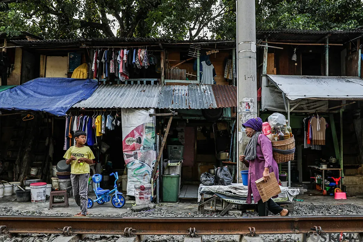 Warga beraktifitas di kawasan padat penduduk di Pejompongan, Jakarta, Jumat, 16 Mei 2025. (Sumber: Poskota/Bilal Nugraha Ginanjar)