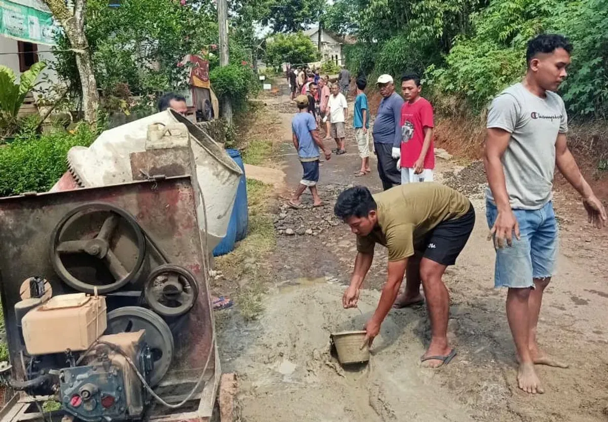 Puluhan warga Kampung Jaha, Desa Kadubelang, Kecamatan Mekarjaya, Kabupaten Pandeglang, saat melakukan perbaikan jalan secara swadaya, Jumat, 16 Mei 2025. (Sumber: Dok. Warga)