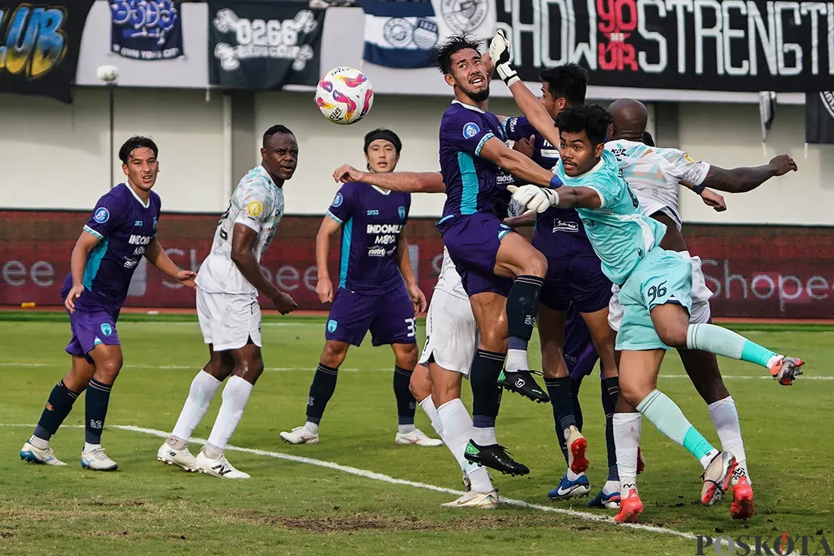 Persita Tangerang (ungu) vs Persib Bandung (putih) pada lanjutan pertandingan BRI Liga 1 2024/2025 di Stadion Indomilk Arena, Kabupaten Tangerang, Banten, Jumat, 16 Mei 2025. (Sumber: Poskota/Bilal Nugraha Ginanjar)