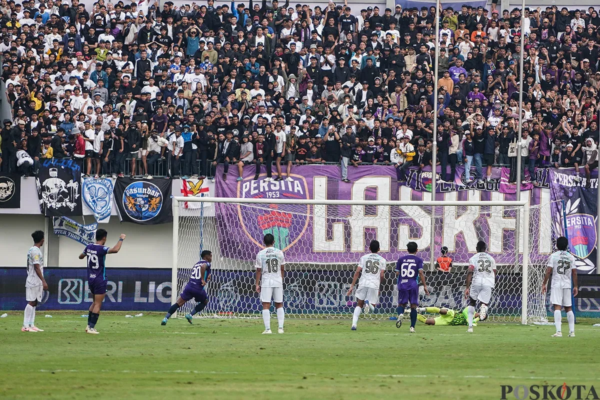 Persita Tangerang (ungu) vs Persib Bandung (putih) pada lanjutan pertandingan BRI Liga 1 2024/2025 di Stadion Indomilk Arena, Kabupaten Tangerang, Banten, Jumat, 16 Mei 2025. (Sumber: Poskota/Bilal Nugraha Ginanjar)