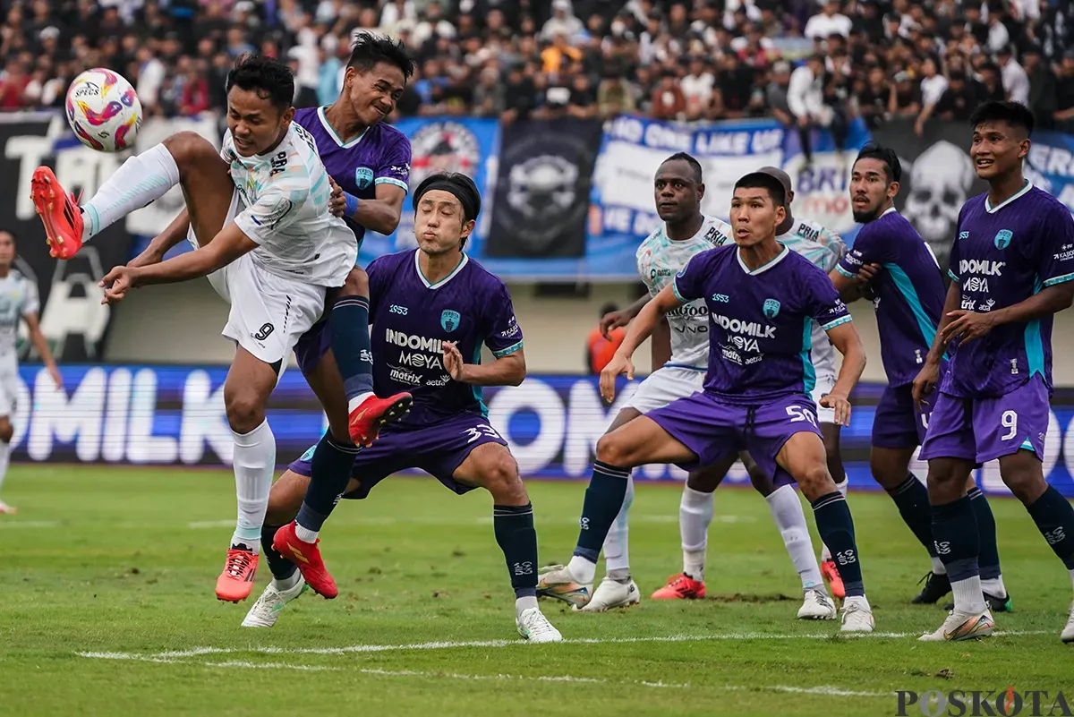 Persita Tangerang (ungu) vs Persib Bandung (putih) pada lanjutan pertandingan BRI Liga 1 2024/2025 di Stadion Indomilk Arena, Kabupaten Tangerang, Banten, Jumat, 16 Mei 2025. (Sumber: Poskota/Bilal Nugraha Ginanjar)