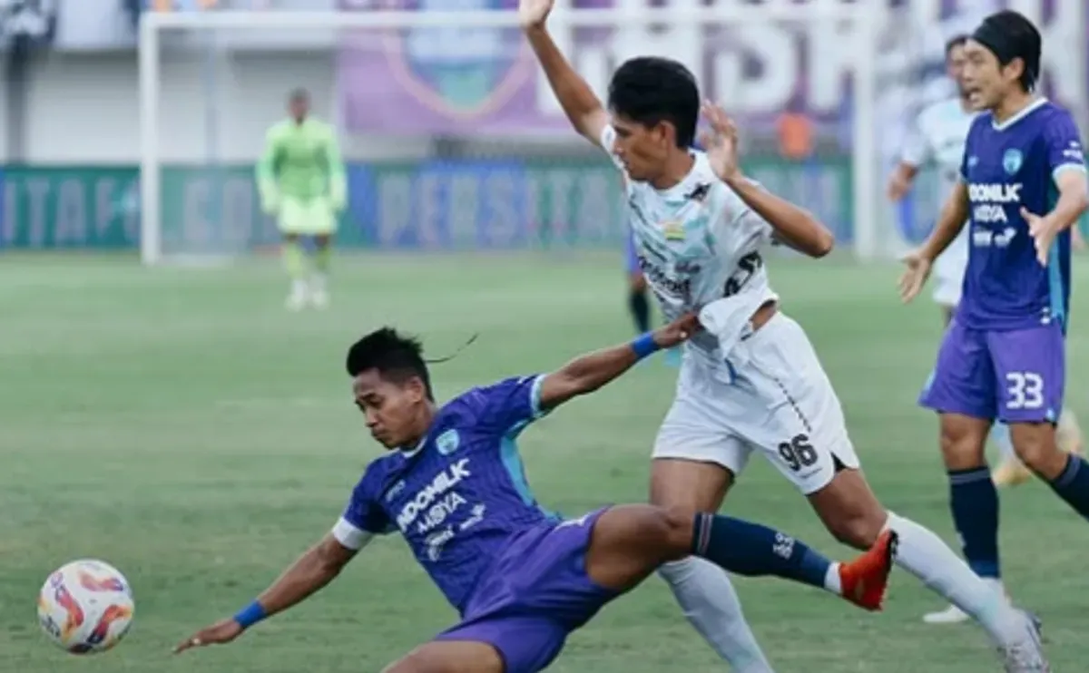 Persita berhasil menahan imbang Persib di pekan 33 Liga 1 2024/2025. (Sumber: Instagram/@persib)