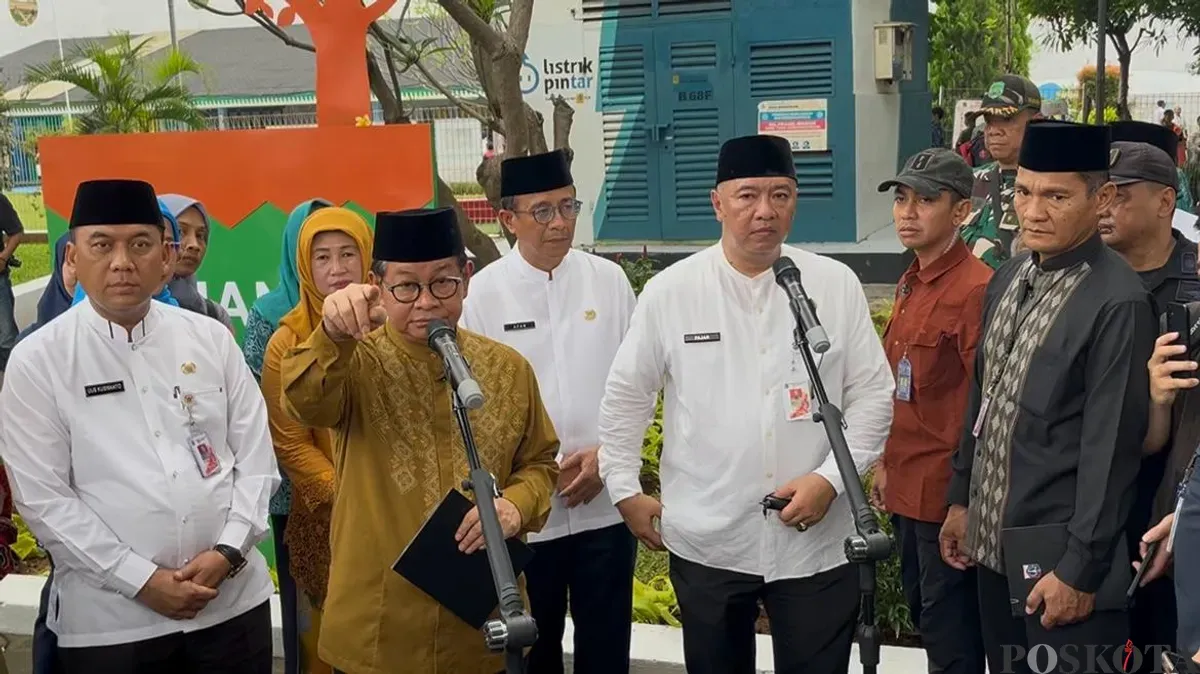 Gubernur Jakarta, Pramono Anung, saat doorstop media, Jumat, 16 Mei 2025. Kepada wartawan, ia mengaku tak mengetahui soal Sekda Jakarta Marullah Matali yang dilaporkan ke KPK karena kasus jual beli jabatan. (Sumber: Poskota/Pandi Ramedhan)