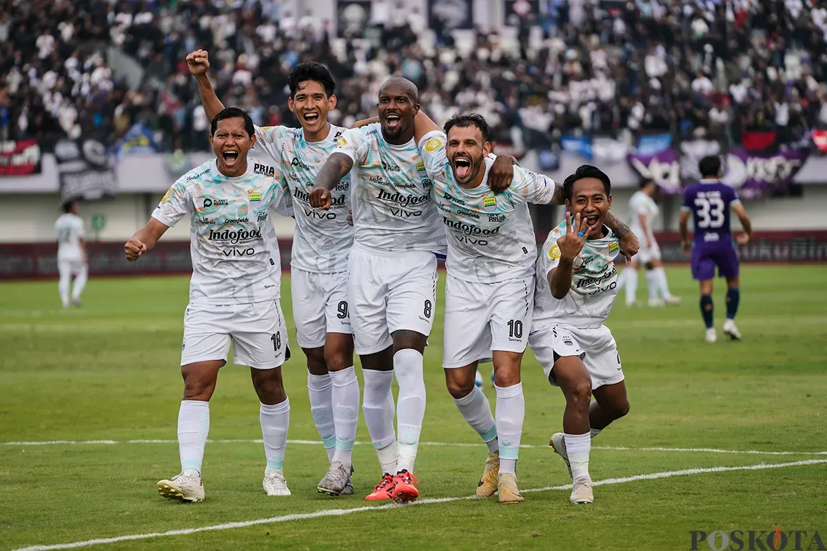 Selebrasi skuad Persib Bandung usai mencek gol ke gawang lawan. (Sumber: Poskota/Bilal Nugraha Ginanjar)