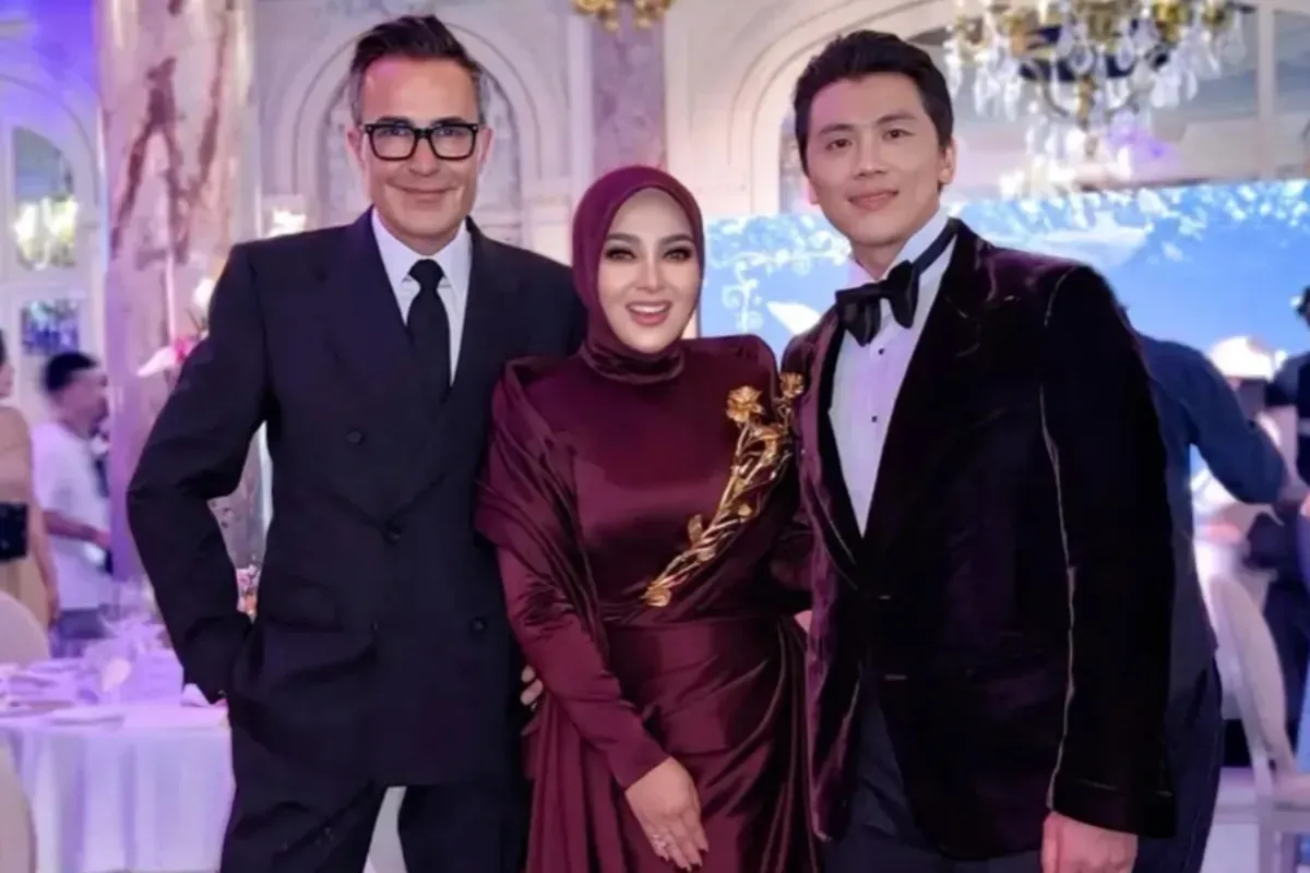 Potret Syahrini (tengah), Reino Barrack (kanan) dan petinggi Hermes Michael Costefr (kiri) saat berada di Gala Dinner Cannes Film Festival 2025. (Sumber: Instagram/@houseofsyahrini)