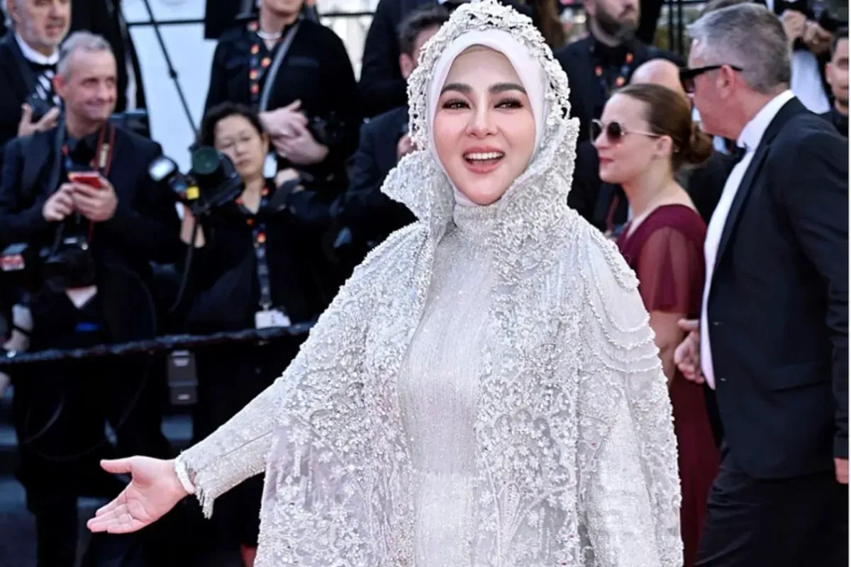 Potret penyanyi Syahrini saat berjalan di red carpet Cannes Film Festival 2025. (Sumber: Instagram/@houseofsyahrini)