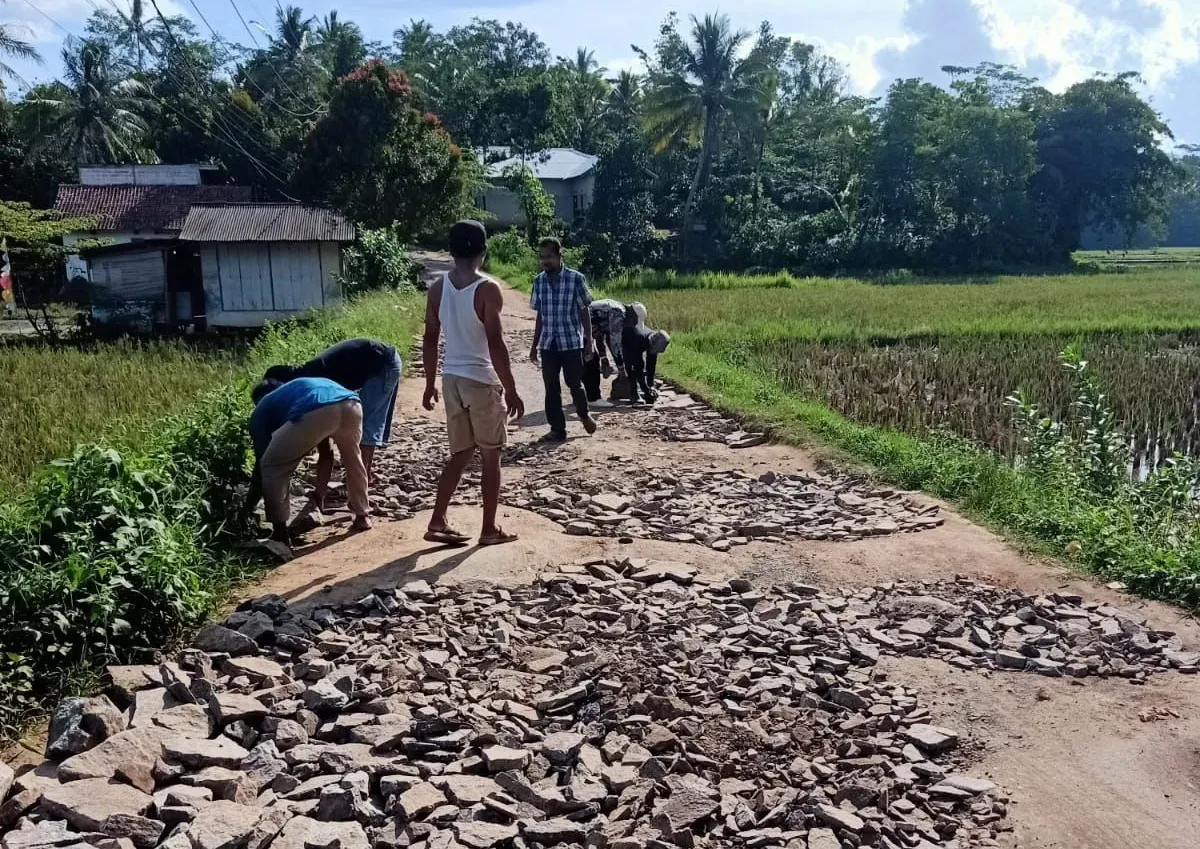 Sejumlah warga Kampung Jaha, Desa Kadubelang, Kecamatan Mekarjaya, Kabupaten Pandeglang, saat melakukan perbaikan jalan secara swadaya, Jumat, 16 Mei 2025. (Sumber: Dok. Warga)