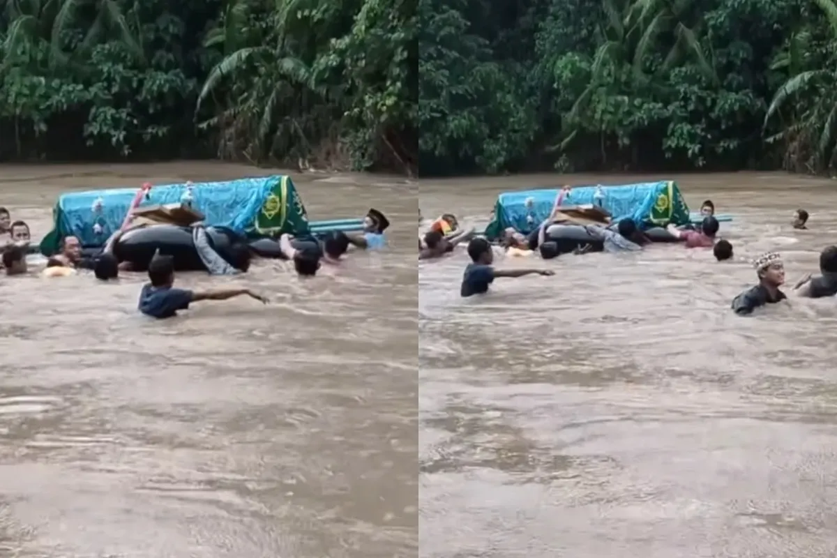 Momen para warga gotong-royong bawa keranda jenazah menyeberangi sungai.