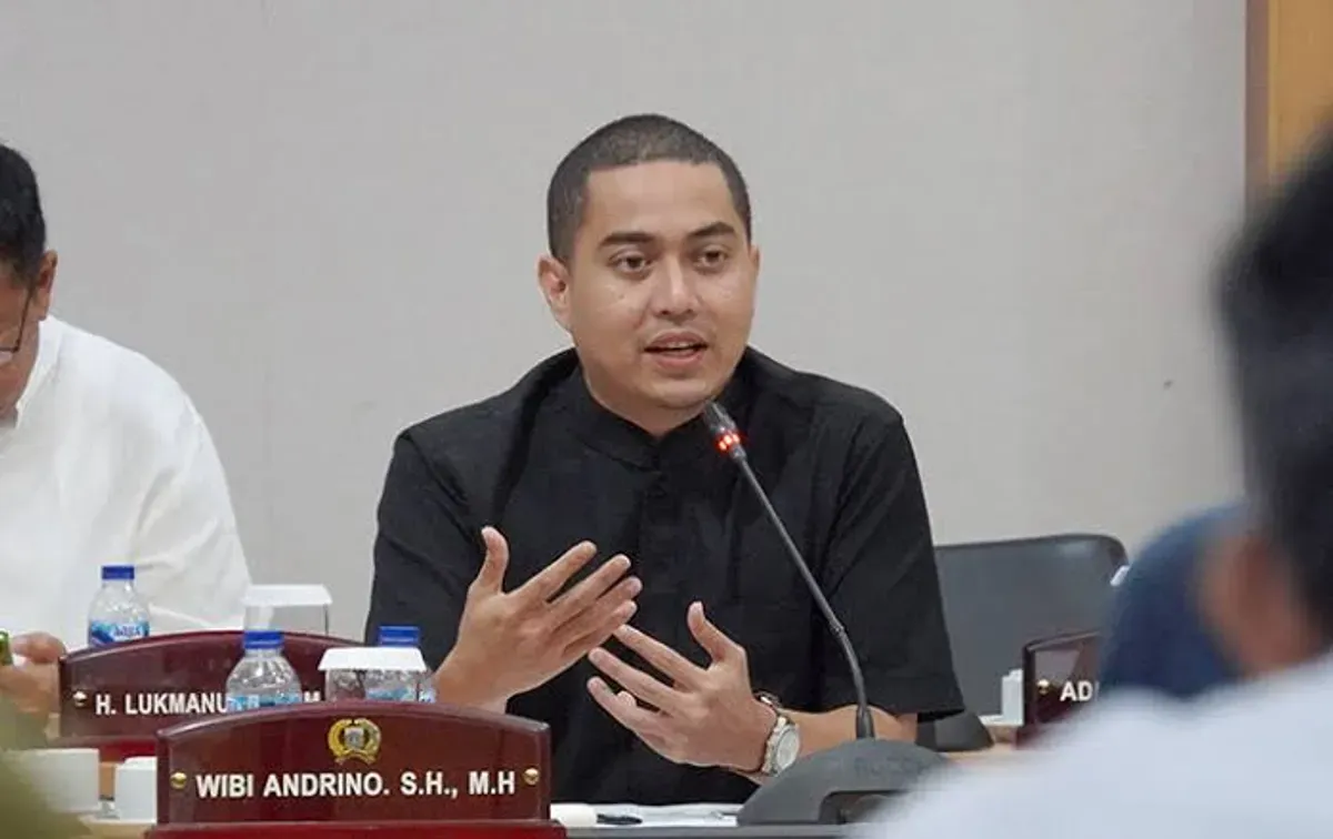 Koordinator Komisi D DPRD DKI Jakarta Wibi Andrino mendesak pemerintah provinsi melakukan penataan ulang kawasan kumuh. (Sumber: Dok. Pribadi)