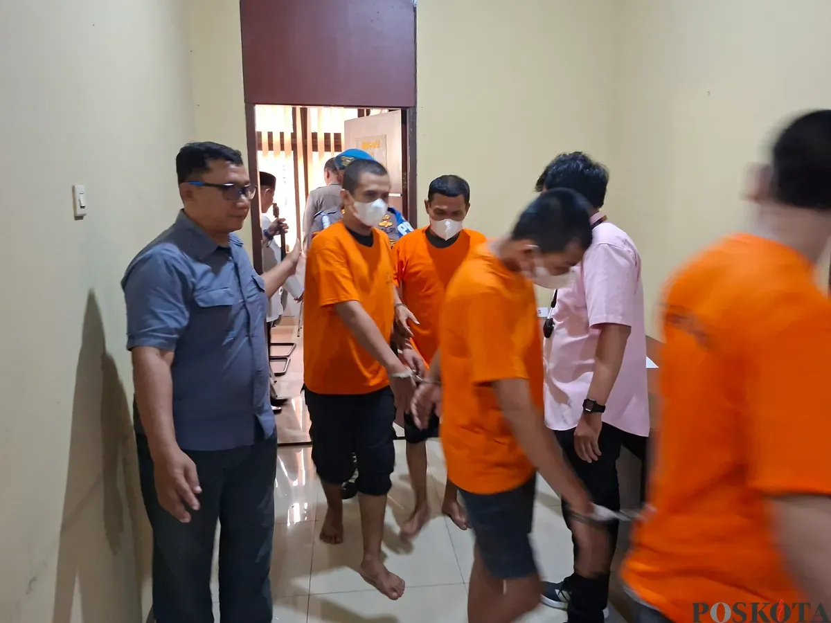 Kapolsek Bojonggede Kompol Fauzan Thohari bersama Kanit Reskrim Iptu Sugeng berhasil menangkap empat pelaku pengedar obat-obatan keras, Jumat, 16 Mei 2025. (Sumber: Poskota/Angga Pahlevi)