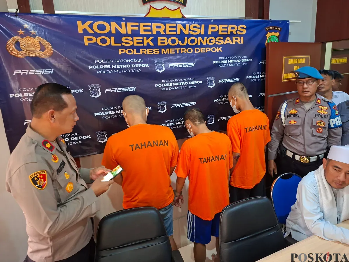 Kapolsek Bojongsari Kompol Fauzan saat menggelar konferensi pers penangkapan tiga pelaku curanmor, Jumat, 16 Mei 2025. (Sumber: Poskota/Angga Pahlevi)