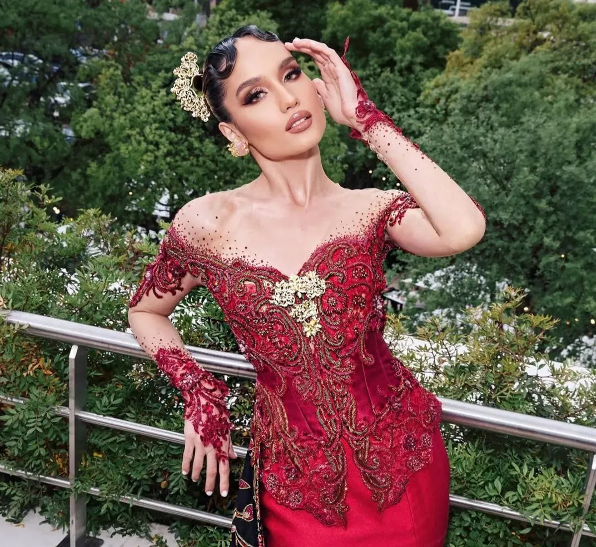 Cinta Laura membeberkan makna kebaya yang dipakainya di acara Festival Film Cannes 2025 Prancis, yang menjadi sorotan publik. (Sumber: Instagram/@claurakhiel)