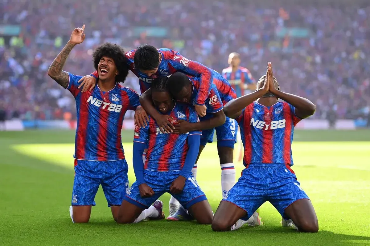 Para pemain Crystal Palace merayakan gol yang diciptakan Eberechi Eze ke gawang Manchester City di final FA Cup 2025. (Sumber: Instagram @emiratesfacup)