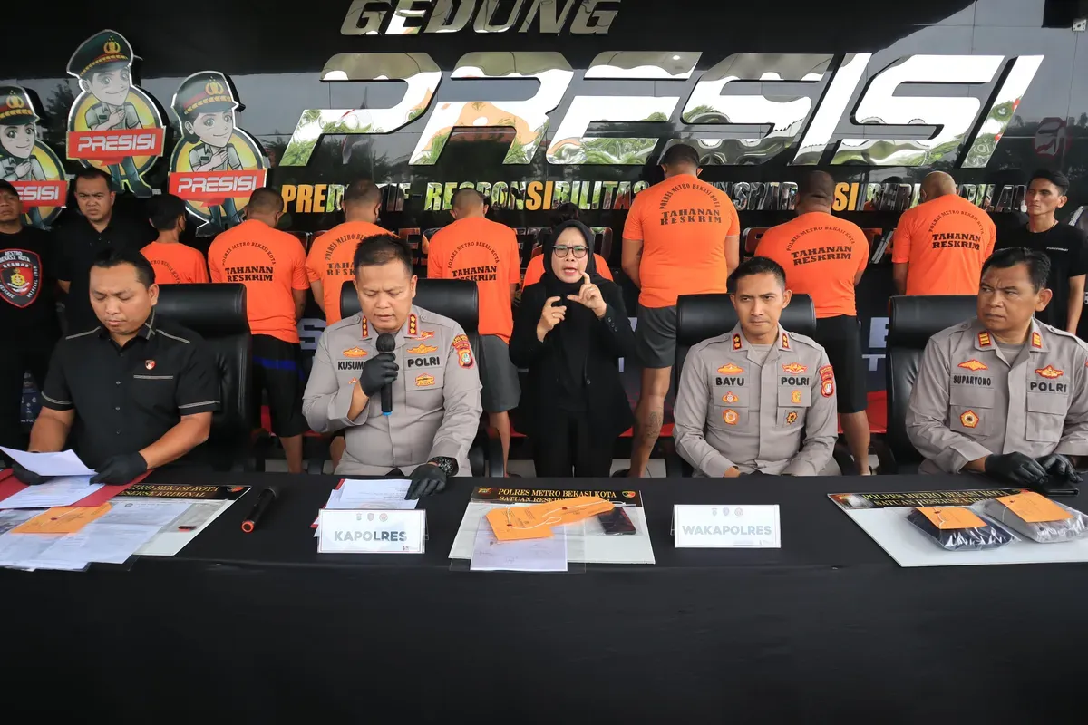 Pelaku penarik paksa mobil mahasiswa dalam gelar perkara di Mapolres Metro Bekasi Kota, Jumat, 16 Mei 2025. (Sumber: Dok. Polres Metro Bekasi Kota)
