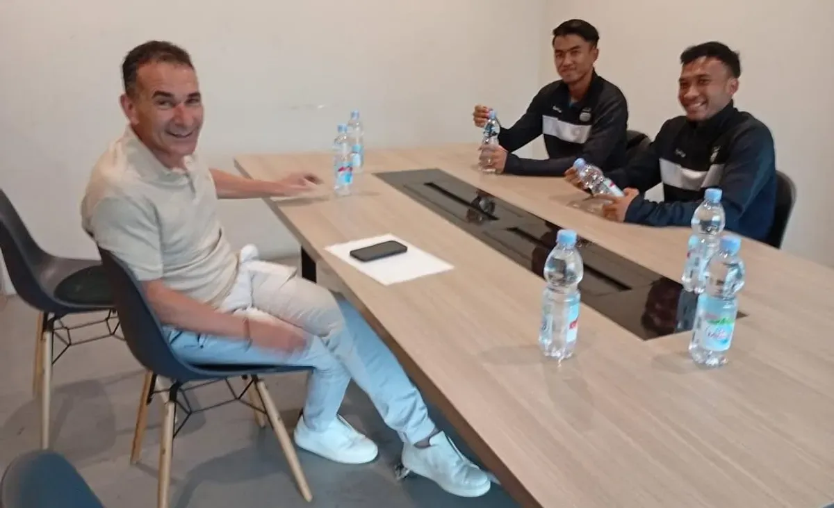 Pelatih Timnas Indonesia U23, Gerald Vanenburg temui dua pemain Persib Bandung, Kakang Rudianto dan Robi Darwis. (Foto: Instagram/@geraldvanenburgofficial)