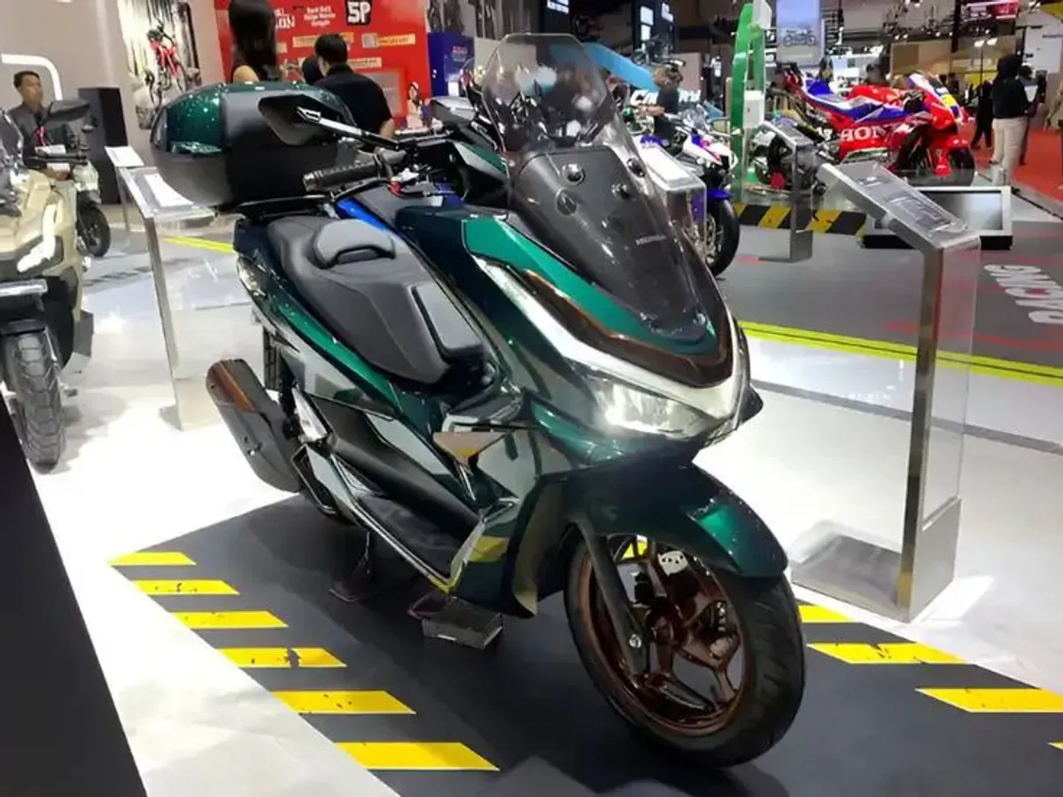 New Honda PCX 160 warna terbaru, termasuk dalam daftar motor matic yang mendapat potongan hingga Rp 1,9 juta dalam promo Maygic Sale. (Sumber: Dok/PT Astra Honda Motor)