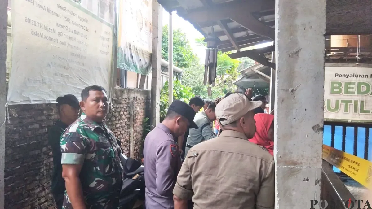 Sejumlah aparat berada di lokasi ustaz gadungan mencabuli sejumlah korbannya, kawasan Pondok Melati, Kota Bekasi. (Sumber: Poskota/Nurpini Aulia Rapika)