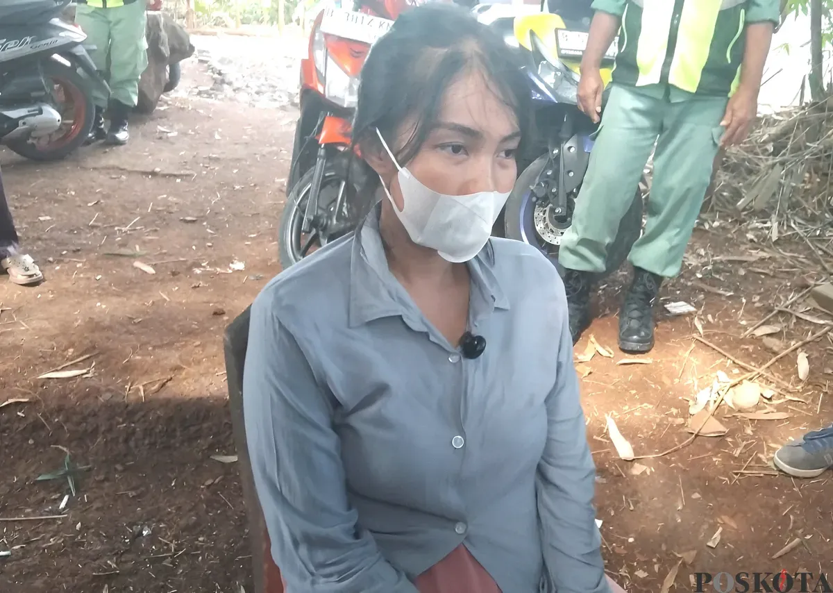 Korban pencabulan oknum guru Spiritual di Kelurahan Jatimurni, Kecamatan Pondok Melati, Kota Bekasi, K, 28, mengaku trauma dengan tindakan cabul ustaz gadungan, Sabtu 17 Mei 2025. (Sumber: Poskota/Nurpini Aulia Rapika)