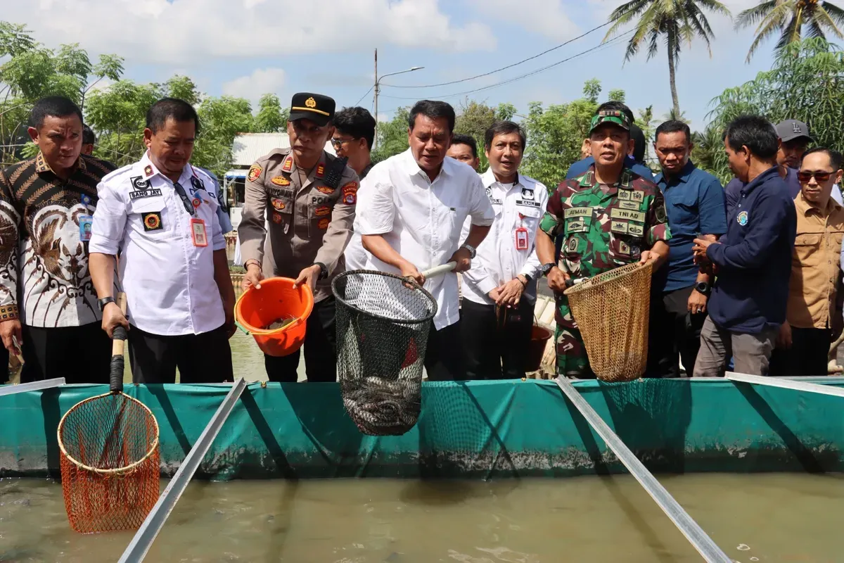 Pemkab Tangerang menggelar kegiatan Panen Raya sekaligus mencanangkan Desa Gandaria sebagai Kampung Budidaya Perikanan kepada Keluarga Risiko Stunting, Sabtu, 17 Mei 2025. (Sumber: Bagian Protokol dan Komunikasi Pimpinan Setda Kabupaten Tangerang)