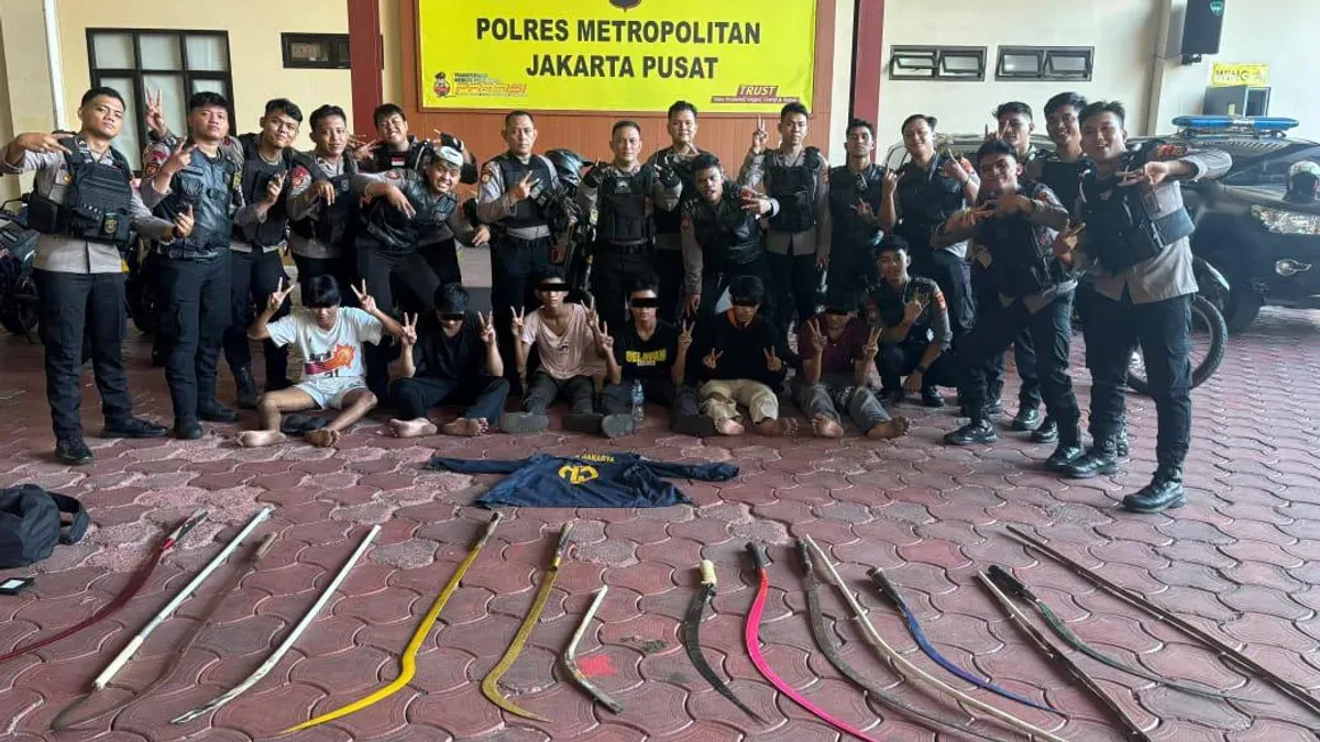 Sat Samapta Polres Metro Jakarta Pusat menangkap enam remaja bersenjata tajam diduga hendak tawuran di Jalan Pal Putih, Kelurahan Kramat, Kecamatan Senen, Jakarta Pusat, Sabtu, 17 Mei 2025. (Sumber: Polres Metro Jakarta Pusat)