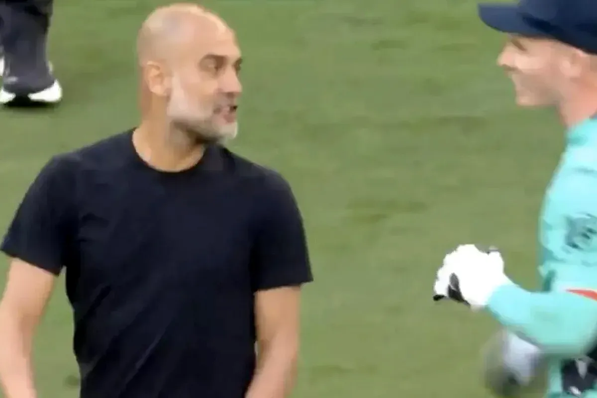 Tangkap layar saat Pep Guardiola terlibat cekcok dengan Dean Henderson seusai laga final Piala FA 2025 antara Crystal Palace vs Manchester City.