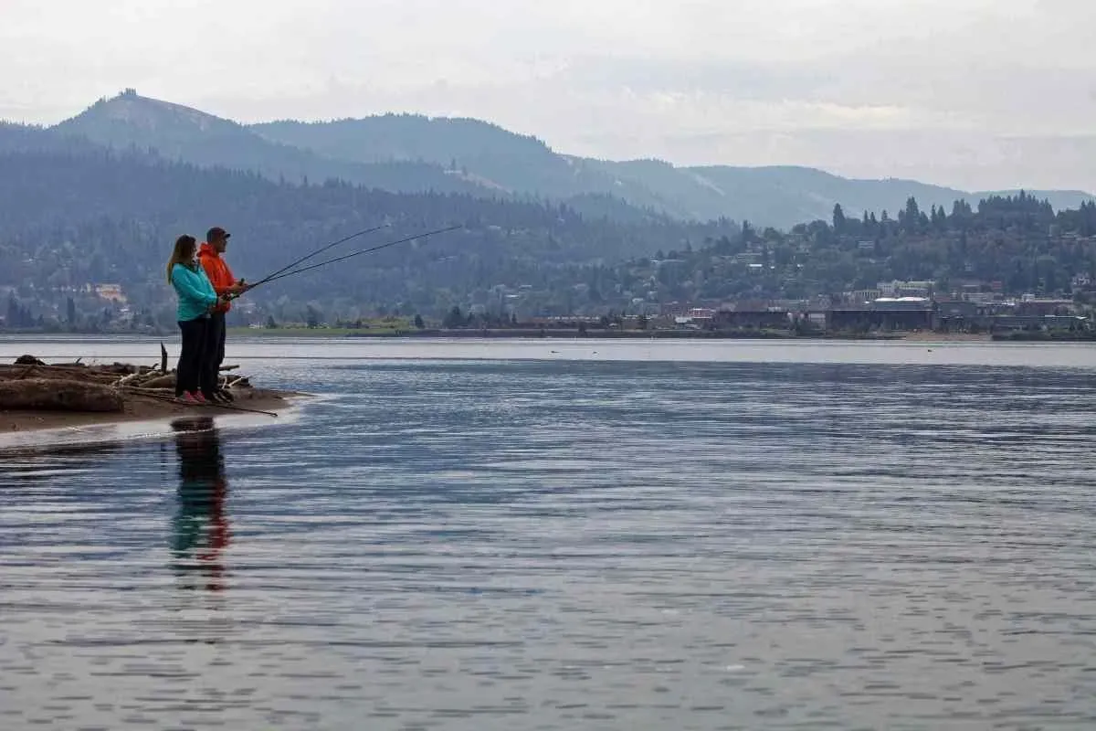 Ilustrasi. Seorang pria dan perempuan sedang memancing. (Sumber: PxHere)