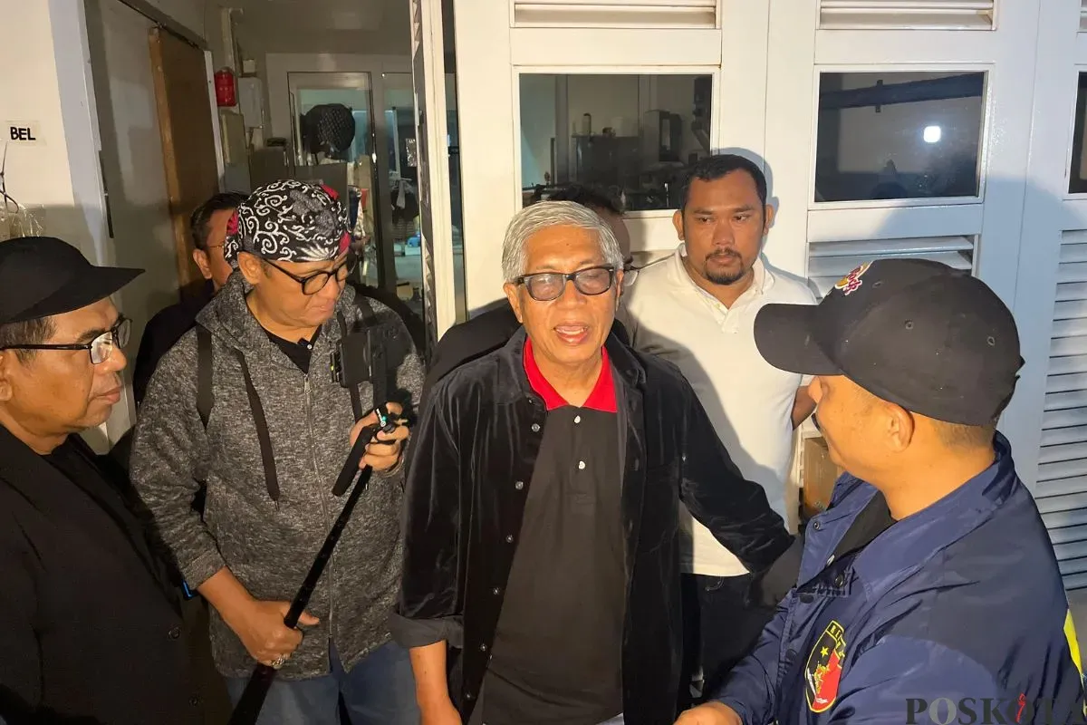 Polda Banten mendatangi kediaman Charlie Chandra di kawasan Kemayoran, Jakarta Pusat, untuk melakukan penahanan, Sabtu, 17 Mei 2025, malam WIB. (Sumber: Poskota/Pandi Ramedhan)