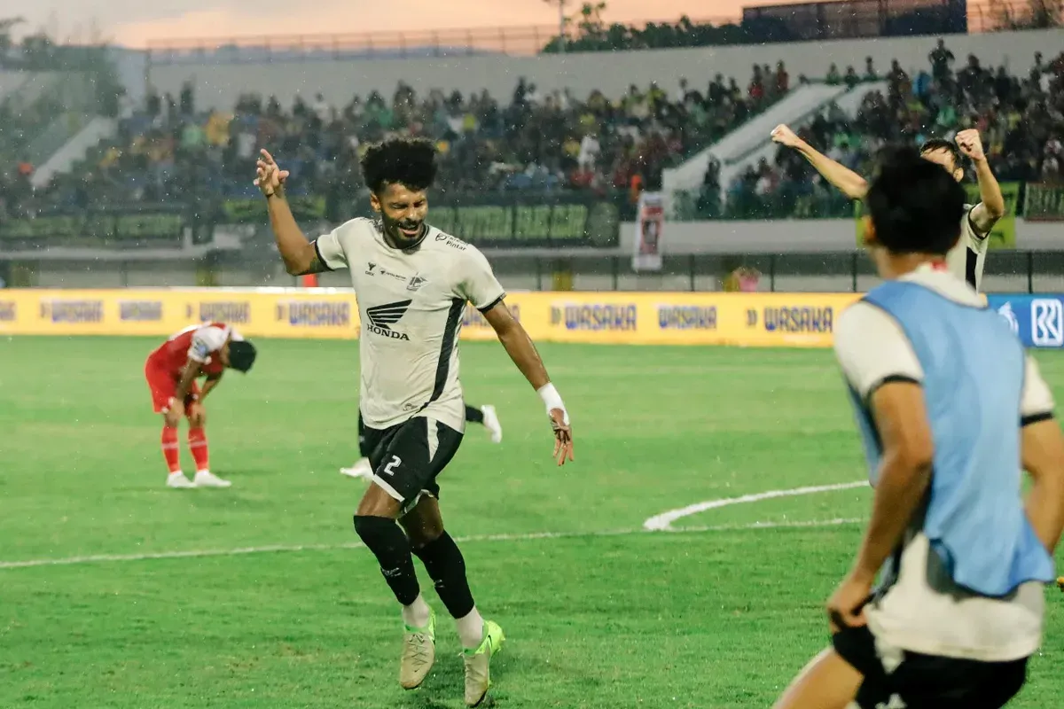 Bek PSM, Aloisio Neto merayakan gol ke gawang Barito Putera di laga pekan 33 Liga 1 2024-25. (Sumber: Instagram @psm_makassar)