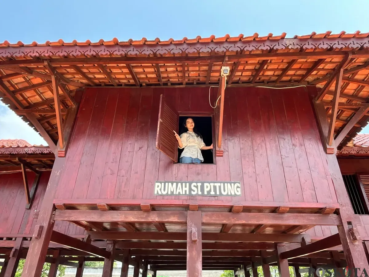 Pengunjung berada di Rumah Si Pitung yang berlokasi di Jalan Kampung Marunda Pulo 2 RT 02 RW 07, Cilincing, Jakarta Utara, (Sumber: Poskota/Pandi Ramedhan)