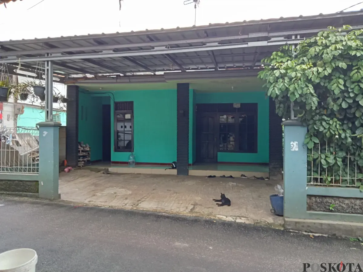 Rumah ustaz gadungan cabul, M, 61 tahun, di Kelurahan Jatimurni, Kecamatan Pondok Melati, Kota Bekasi, tampak sepi pada Sabtu, 17 Mei 2025. Pendopo tempat pencabulan berada persis dibelakang rumah ini. (Sumber: Poskota/Nurpini Aulia Rapika)