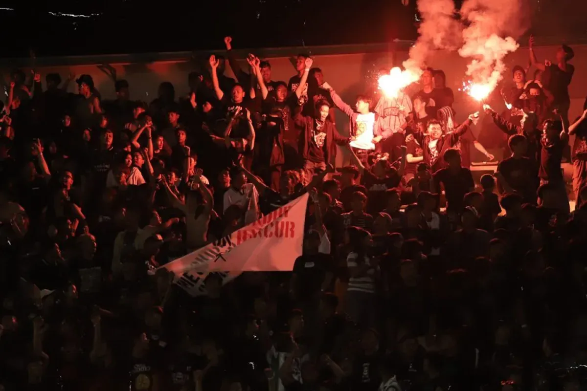 Ilustrasi, suporter PSS Sleman menyalakan flare. (Sumber: pssleman.id)