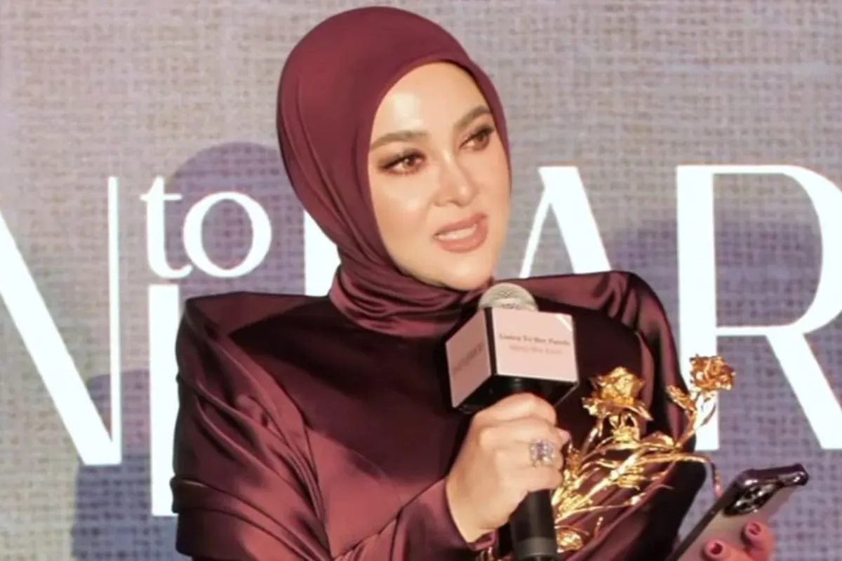 Syahrini menerima penghargaan di Festival Film Cannes 2025. (Sumber: Instagram/@princessyahrini)