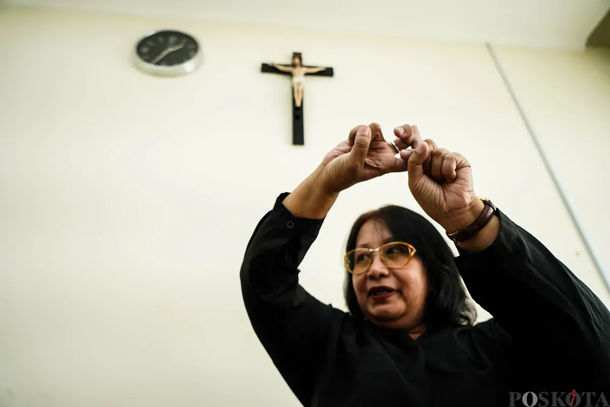 Warga mempelajari Bahasa Isyarat Indonesia (Bisindo) di Gereja Katolik Santo Nikodemus, Ciputat, Tangerang Selatan, Banten, Minggu, 18 Mei 2025. (Sumber: Poskota/Bilal Nugraha Ginanjar)
