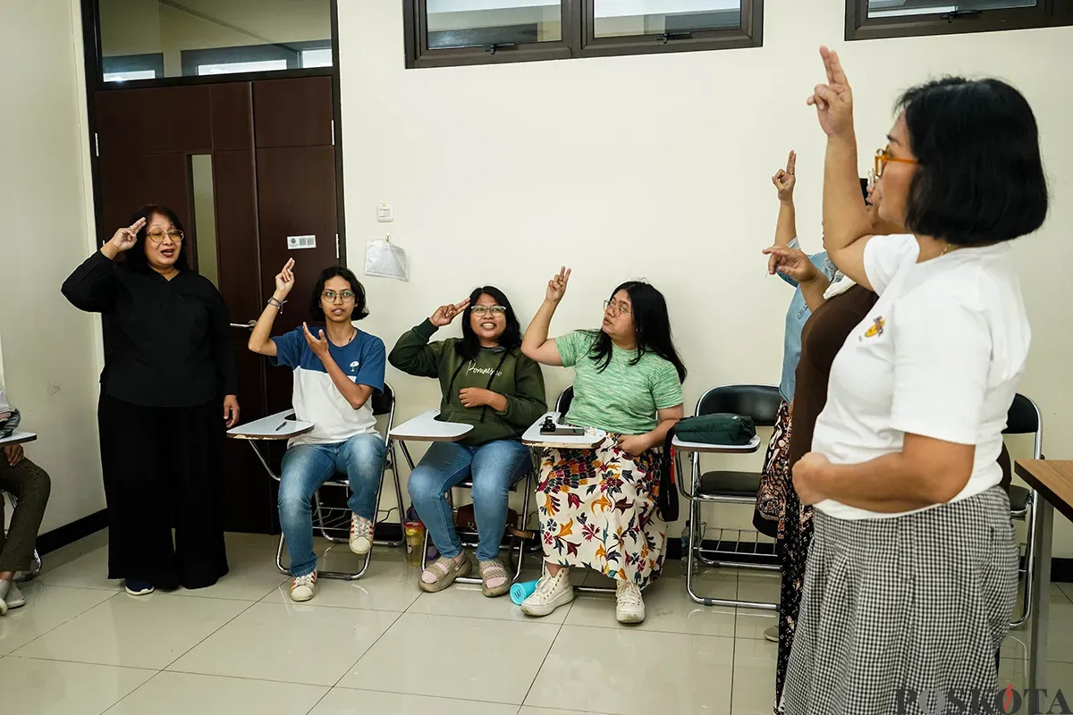 Warga mempelajari Bahasa Isyarat Indonesia (Bisindo) di Gereja Katolik Santo Nikodemus, Ciputat, Tangerang Selatan, Banten, Minggu, 18 Mei 2025. (Sumber: Poskota/Bilal Nugraha Ginanjar)