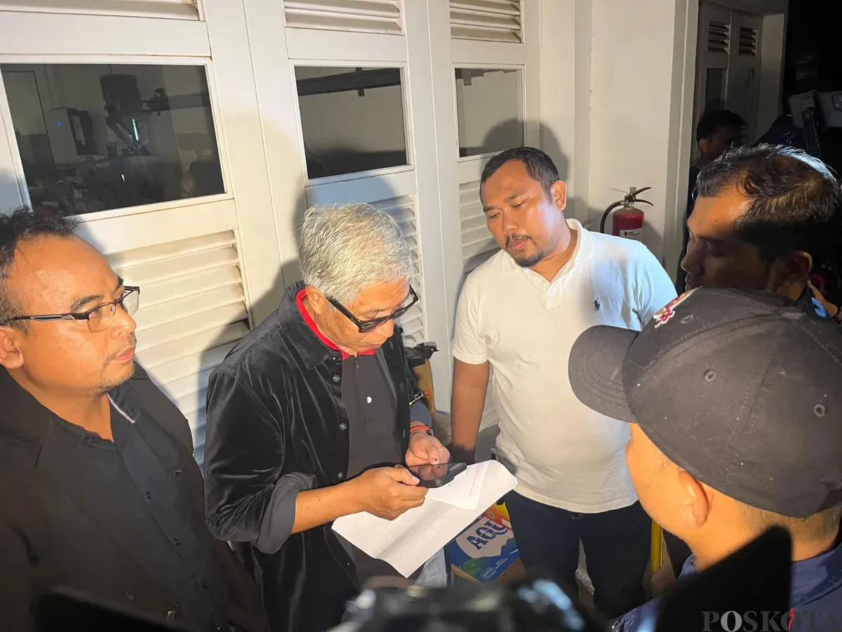 Polda Banten mendatangi kediaman Charlie Chandra di kawasan Kemayoran, Jakarta Pusat, untuk melakukan penahanan, Sabtu, 17 Mei 2025, malam. (Sumber: Poskota/Pandi Ramedhan)