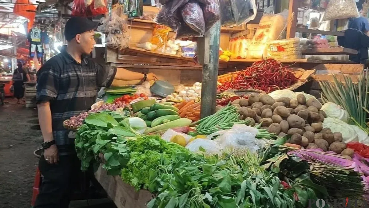 Salah seorang pedagang sayur mayur di Pasar Badak Pandeglang, saat menata barang dagangannya. (Sumber: Poskota/Samsul Fatoni)