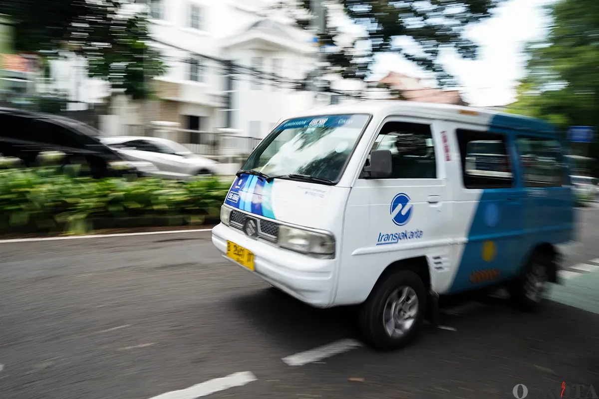 Angkutan Mikrotrans JakLingko ketika mangkal di terminal dan melintas di Kampung Melayu, Jakarta Timur, Minggu, 18 Mei 2025. (Sumber: Poskota/Bilal Nugraha Ginanjar)